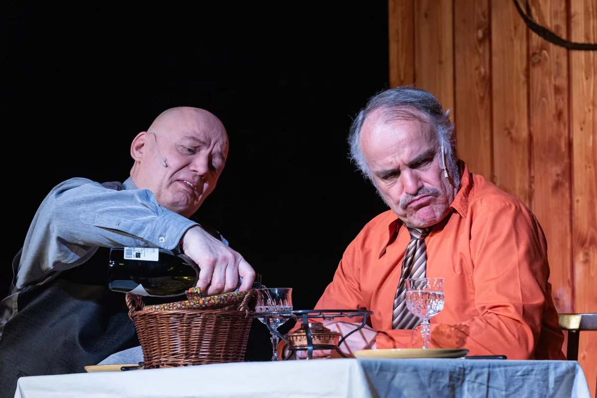Menschen auf einer Theaterbühne.
